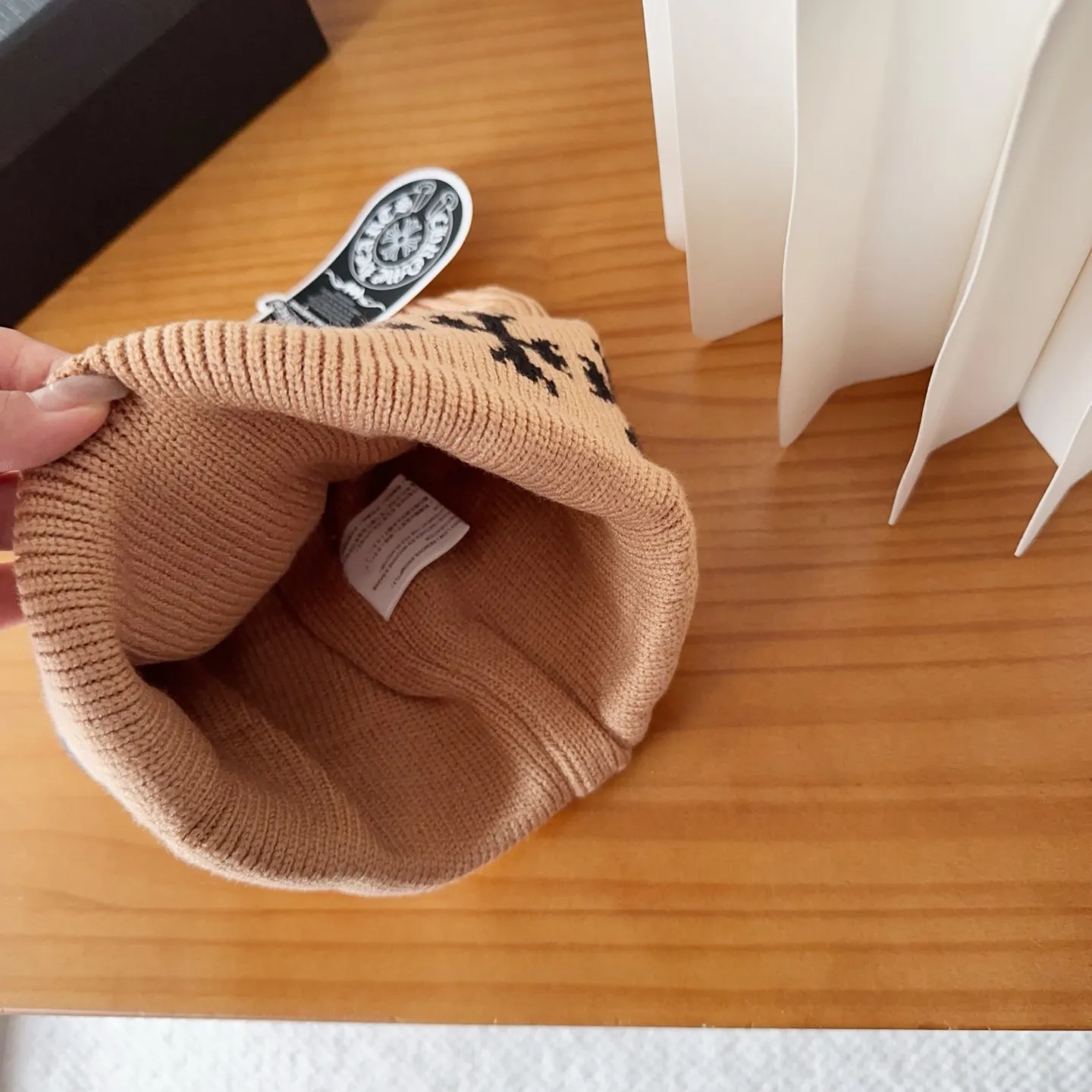 💰46 Crow Heart Autumn and Winter Wool Knitted Beanie This must be a favorite of minimalism. It is clean, neat, fashionable and versatile, and will definitely not be picky about your face shape! A fashionable classic that lasts forever! Fashionable black and white can be purchased together!